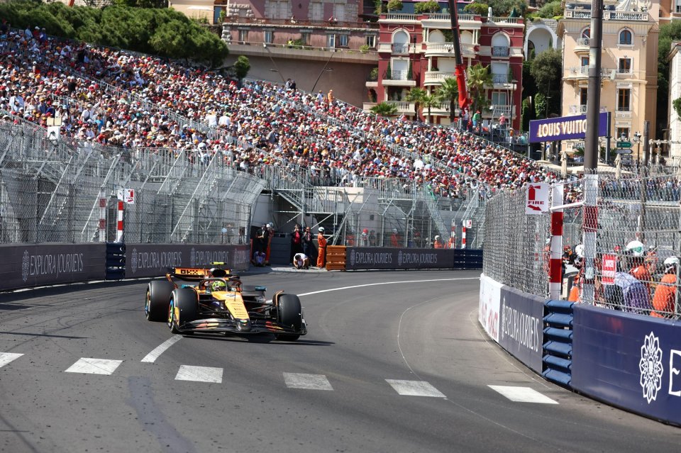 Mașina lui Lando Norris, pe circutul stradal din Monte Carlo
