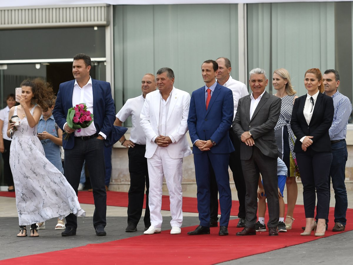 Fostul primar al Bușteniului, Emanoil Savin, în costum alb, este cel care i-a acordat terenul lui Halep