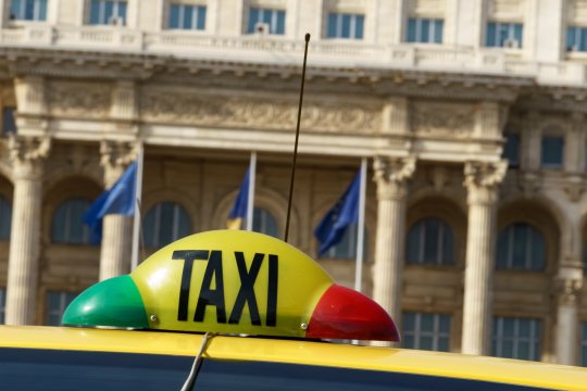 Campionul României a luat un taxi cu ”maimuță” și a rămas uluit: ”Era o doamnă la volan. Stai să sunăm la poliție”