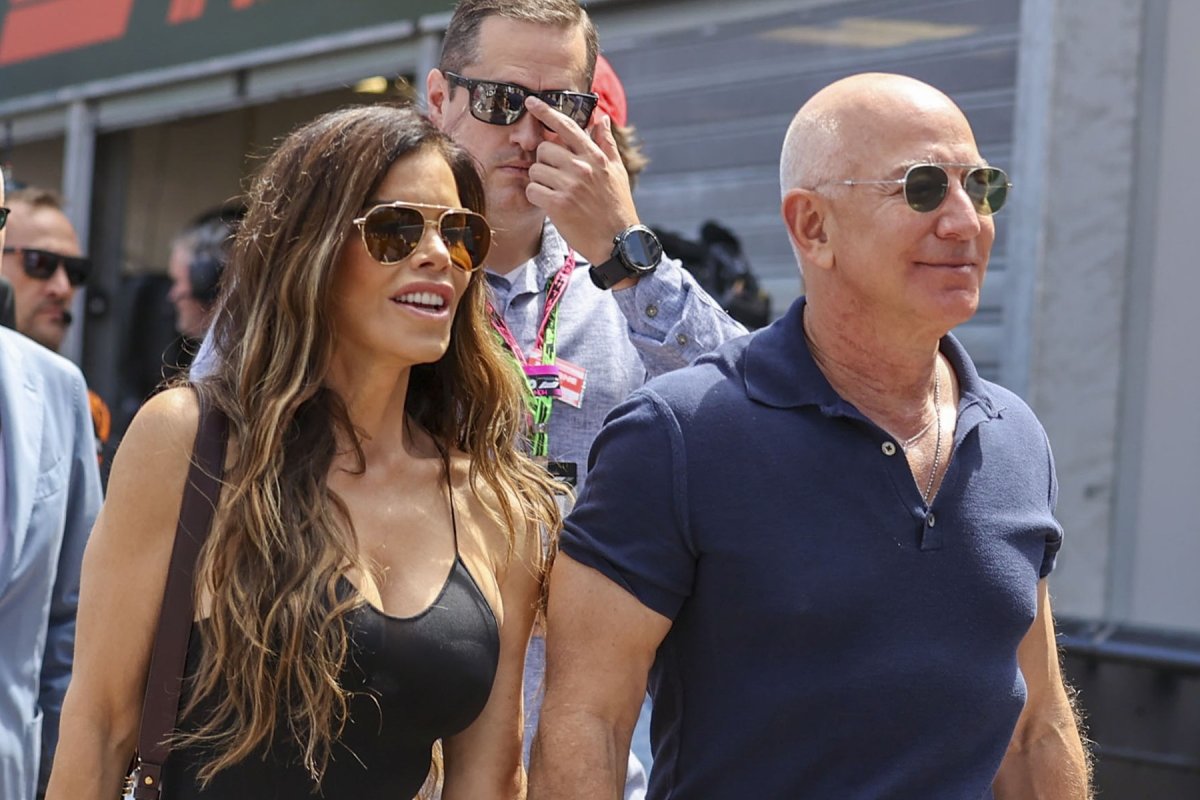 Jeff Bezos și Lauren Sanchez au fost în centrul atenției la Marele Premiu din Monaco