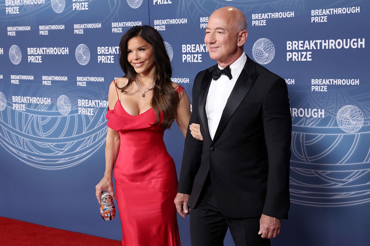Lauren Sanchez și Jeff Bezos sunt logodiți și urmează să se căsătorească în această vară