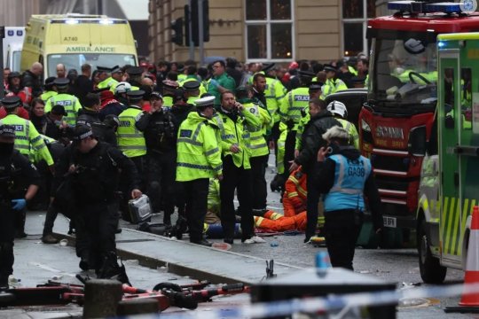 Imagini tulburătoare de la parada lui Liverpool. Un bărbat a intrat cu mașina în mulțime