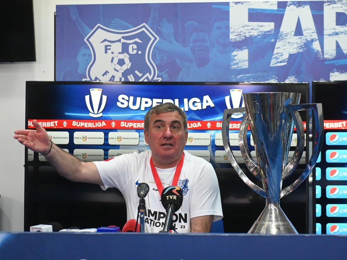 Gică Hagi și trofeul SuperLigii, câștigat în 2023