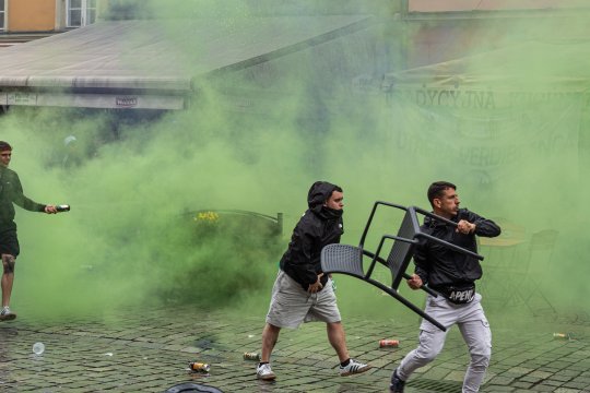 Bătaie pe străzile din Polonia înaintea finalei de Conference League! Polițiștii au folosit tunuri de apă