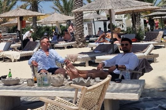 Cât costă o noapte la hotelul în care este cazat Adrian Mutu