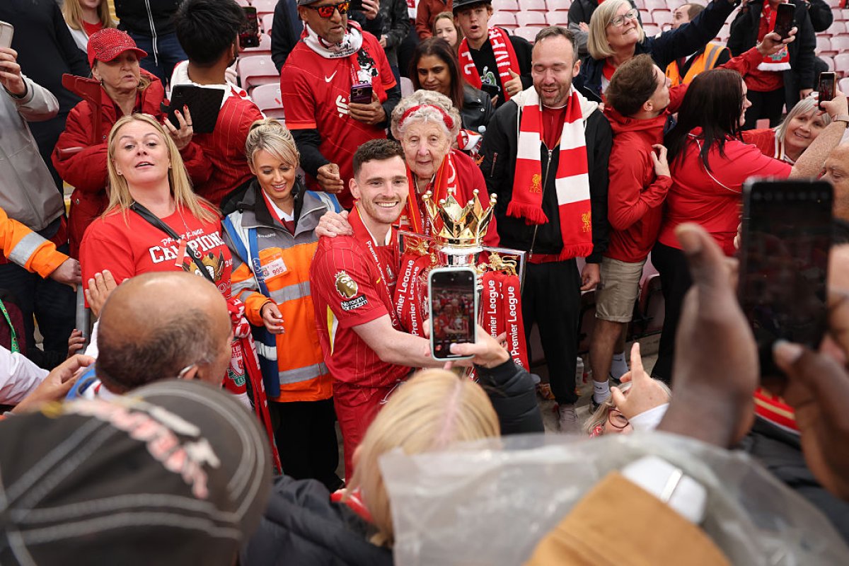 Andy Robertson (foto, în centru) se numără printre cei care ar putea părăsi clubul în vară