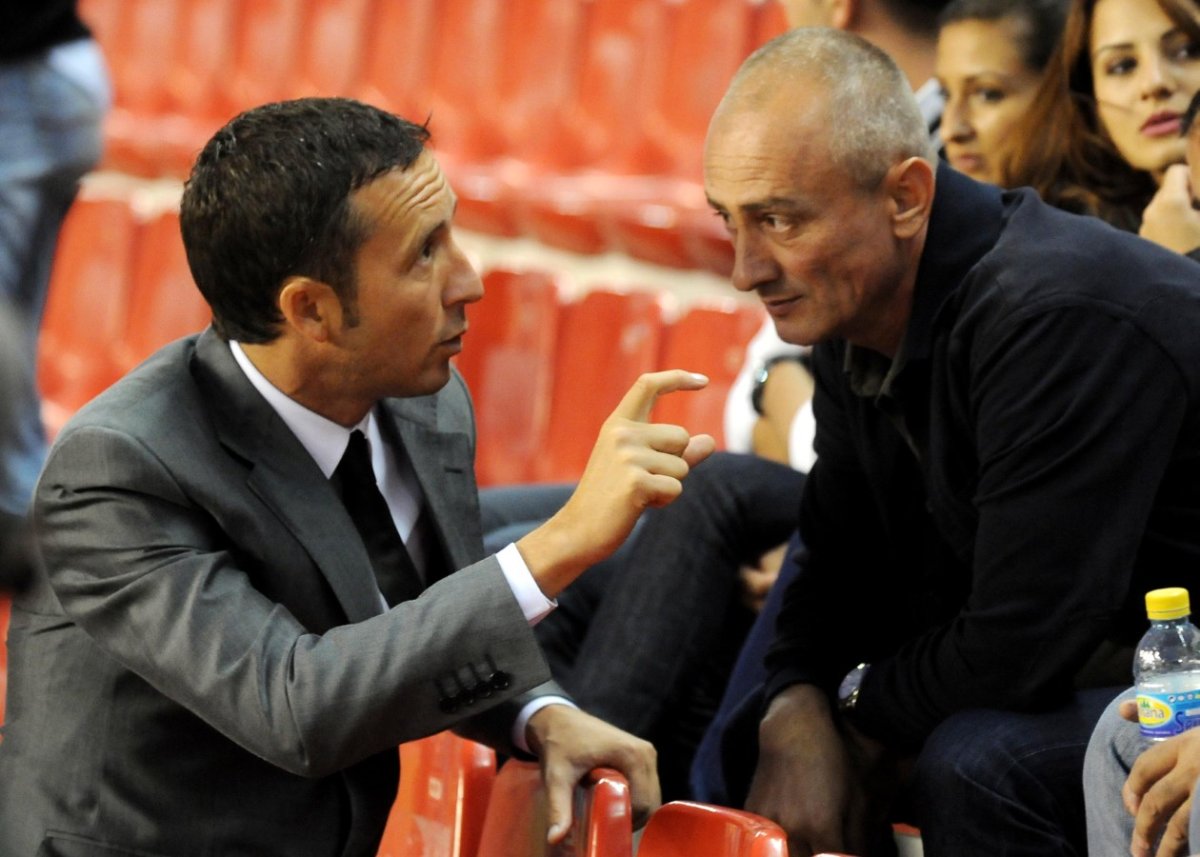 Dumitru Bucșaru (foto, în dreapta), în dialog cu Mihai Stoica, în timpul unui meci jucat pe Stadionul "Ramon Sanchez Pizjuan" din Sevilla
