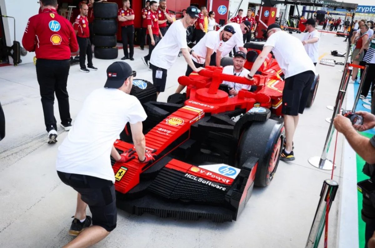 Mașina Ferrari, alăctuită din piese Lego