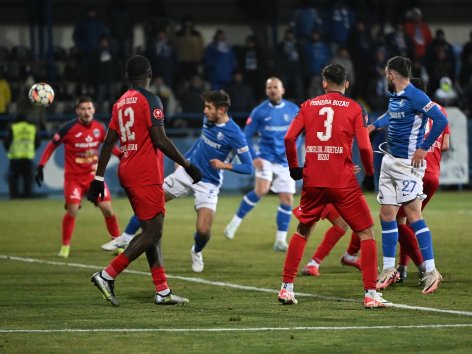 Cele două echipe și-au împărțit victoriile în sezonul regular