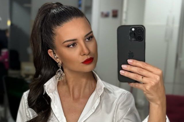 Iulia Pârlea, 39 de ani, prezentatoarea rubricii „Vremea”