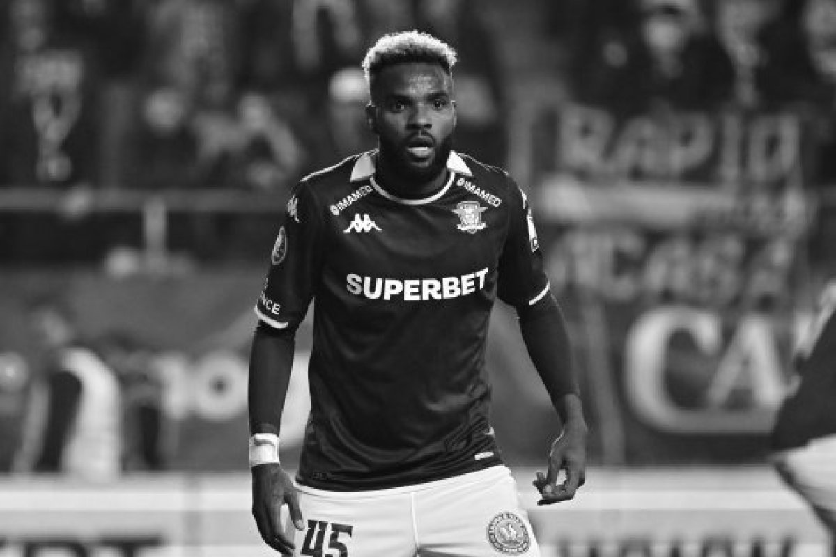 Aaron Boupendza a fost înmormântat! Fostul jucător al Rapidului a fost decorat post-mortem de statul gabonez