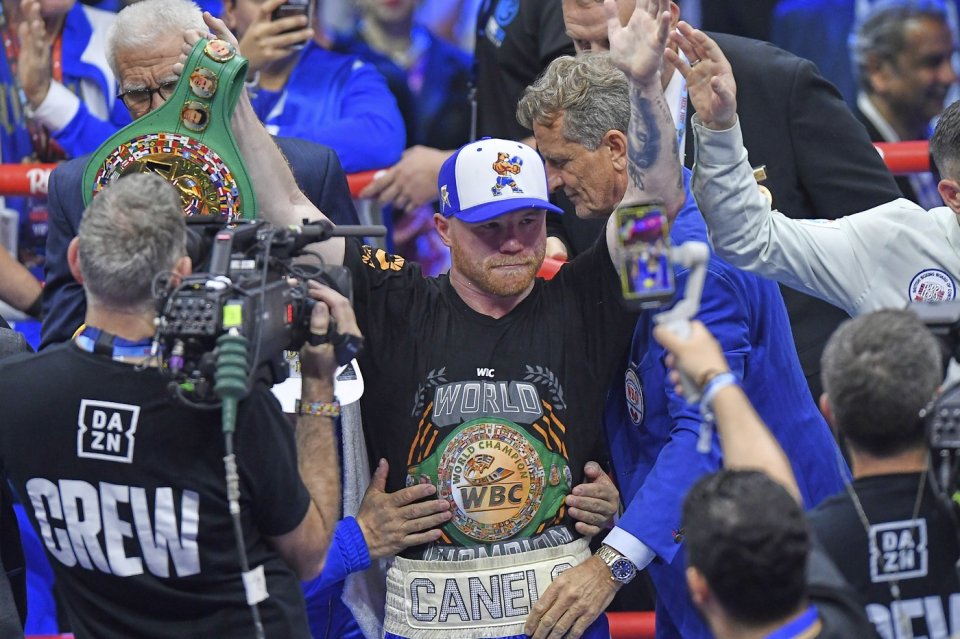 Canelo Alvarez a fost desemnat de 2 ori Pugilistul Anului de către revista Ring