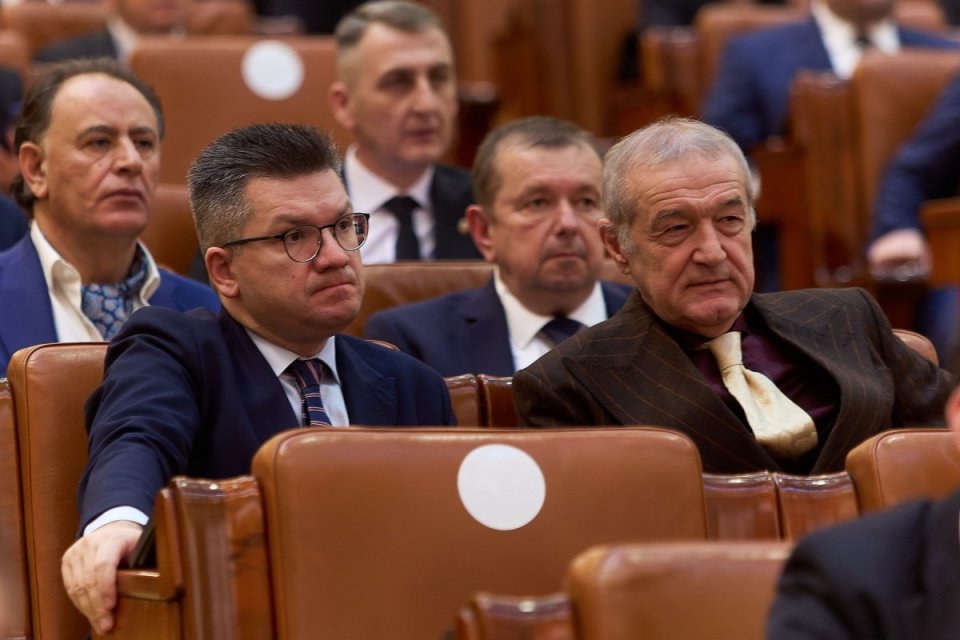 Gigi Becali a intrat în direct, în miezul nopții și a anunțat pe cine susține în turul 2: ”Vreți să îmi poarte nepotul fustă?”