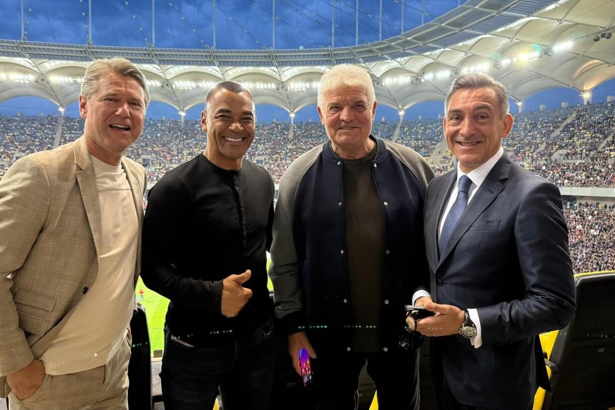 Ilie Dumitrescu, Ioan Andone și Florin Răducioiu, alături de Cafu