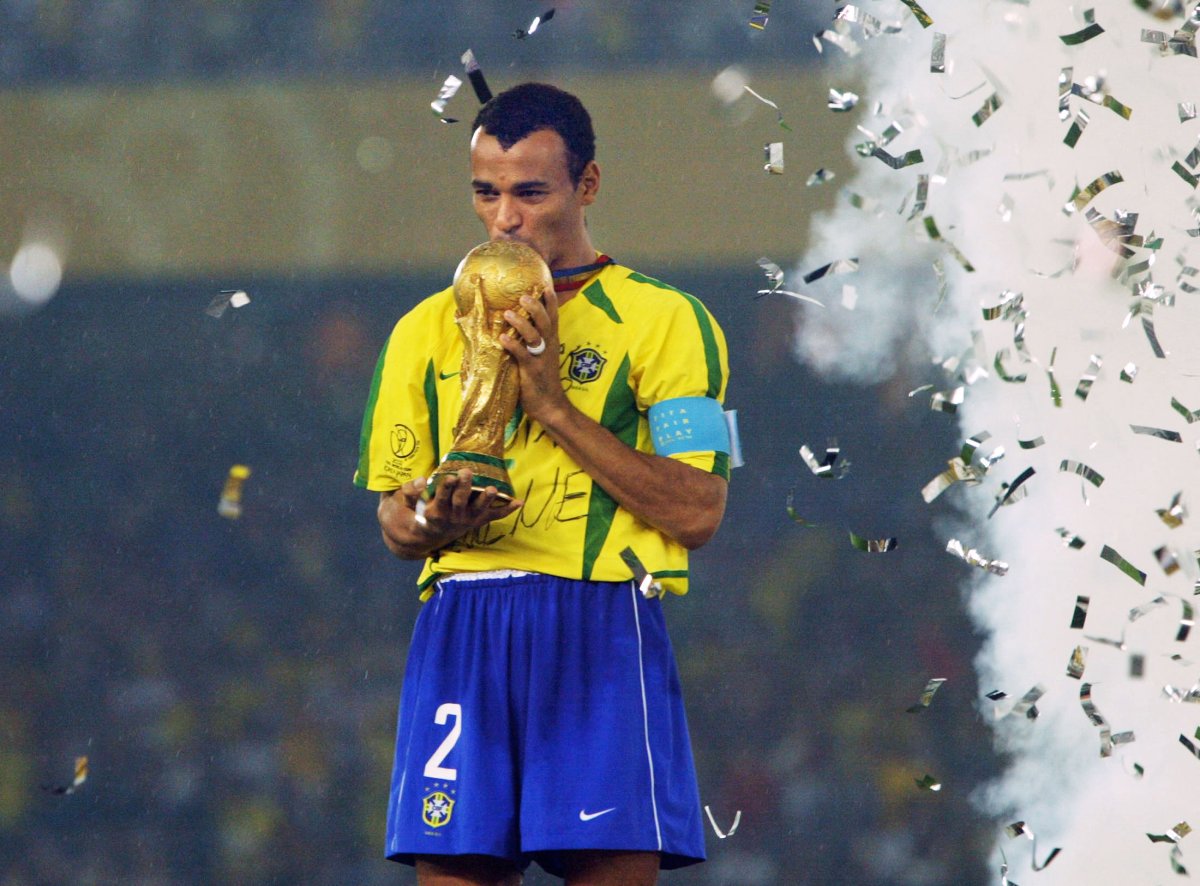 Momentul în care Cafu din postura de căpitan al Braziliei a ridicat trofeul Cupei Mondiale deasupra capului, în 2002