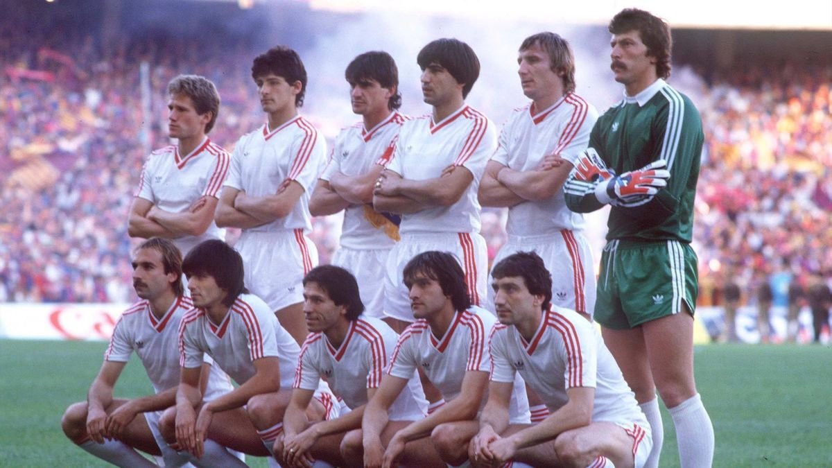 Primul 11 la Sevilla: Bölöni, Belodedici, Iovan, Pițurcă, Bumbescu, Duckadam (în picioare, de la stânga, la dreapta), Majearu, Lăcătuș, Bălan, Balint, Bărbulescu (jos)