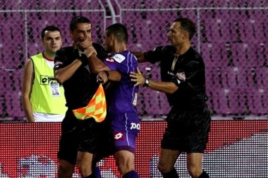 Marian Iancu a distribuit clipul în care Ionel Ganea îl strânge de gât pe arbitrul Dorin Mudura: ”Super oameni!”😐