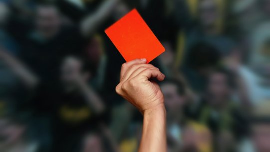 Suspendare record în fotbal: trei ani și amendă pentru agresarea arbitrului!