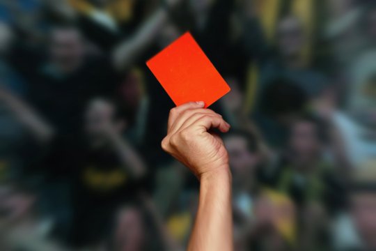 Suspendare-record pentru juniorul care a lovit cu pumnul în figură un arbitru!