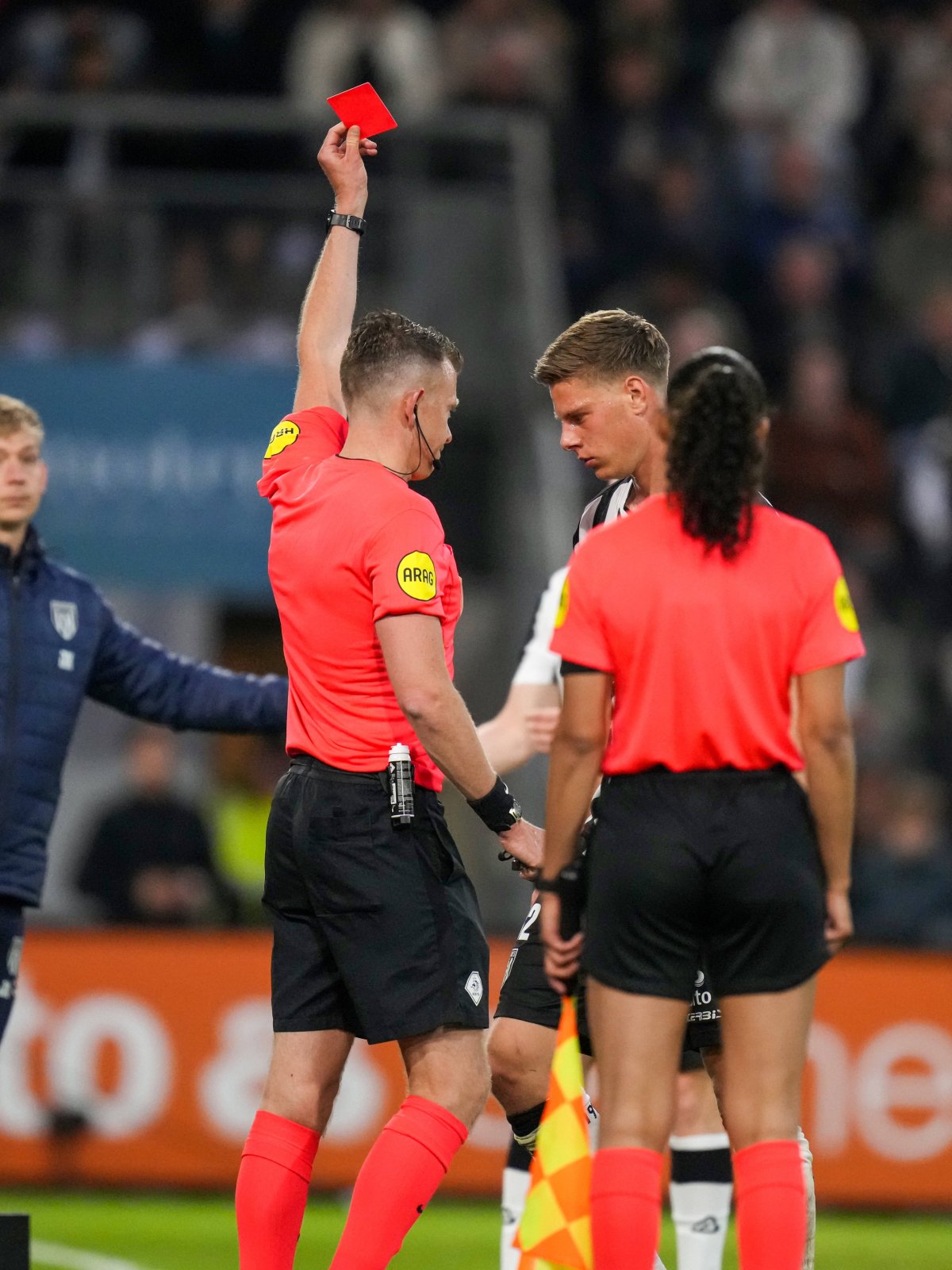 Un cartonaș roșu arătat altui jucător, în alt meci, din liga Olandei