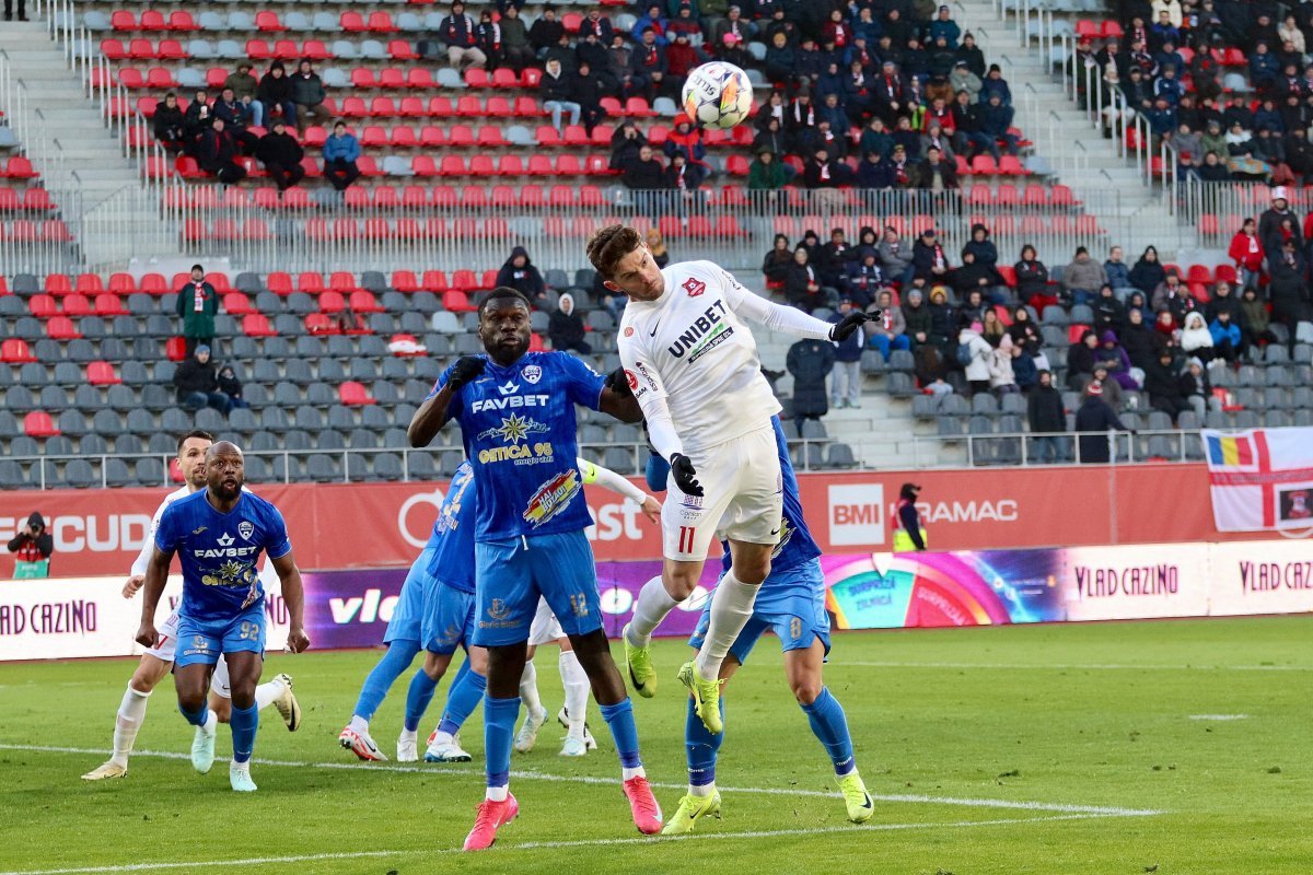Ce se întâmplă la o echipă din Superliga. Salarii dubioase și antrenamente pe terenurile unui șef FRF