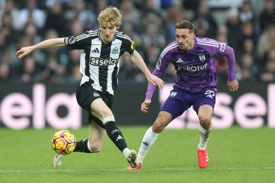 Decizie istorică în Premier League: o echipă își schimbă emblema după 37 de ani!