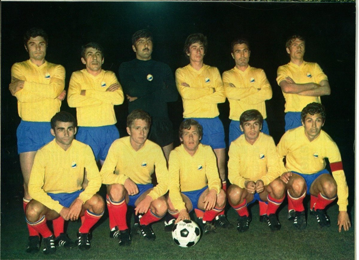 Răducanu și Dinu au fost colegi la națională de la finalul anilor '60. Aici sunt umăr la umăr la startul partidei cu Franța, 0-2, din aprilie 1970. Ceilalți tricolori: L. Sătmăreanu, N. Lupescu, M. Mocanu, R. Nunweiller (sus), Neagu, Domide, Dumitrache, I. Dumitru, Lucescu (jos)
