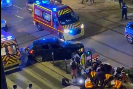 Scene tulburătoare de la sărbătoarea suporterilor lui PSG. O mașină a intrat în mulțime, iar două persoane sunt în stare gravă
