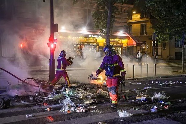 Haos pe străzile Parisului, după victoria lui PSG. Bătăi cu jandarmi, mașini incendiate și sute de persoane arestate