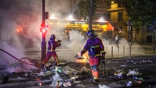 Haos pe străzile Parisului, după victoria lui PSG. Bătăi cu jandarmii, mașini incendiate și sute de persoane arestate