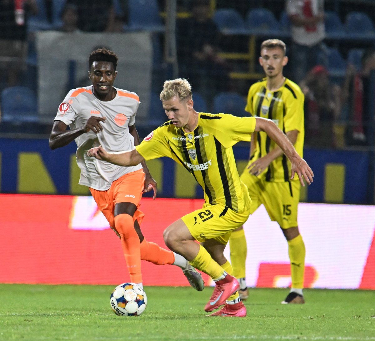 La aproape 35 de ani și după ce anunțase că se retrage, Ely Fernandes (tricou deschis, în duel cu Cristi Mihai) a revenit în SuperLigă. El a debutat în tricoul celor de la Metaloglobus în partida cu Dinamo (0-1)