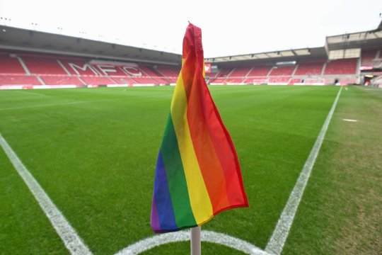 A refuzat să joace cu steagul LGBTQ+ pe braț și a fost suspendat!