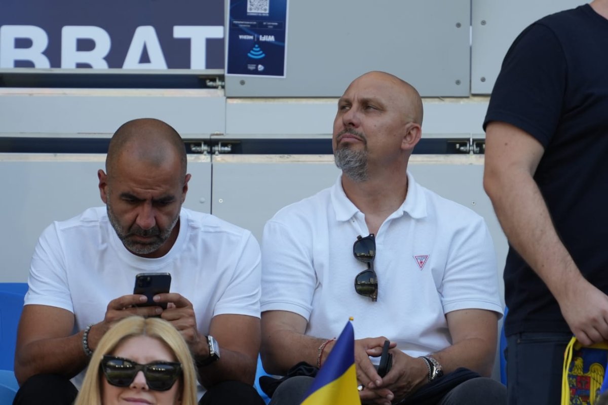 Lucian Marinescu, 52 de ani, pe stadionul din Bratislava la meciul Spania-România 2-1, alături de partenerul său din firma de impresariat
