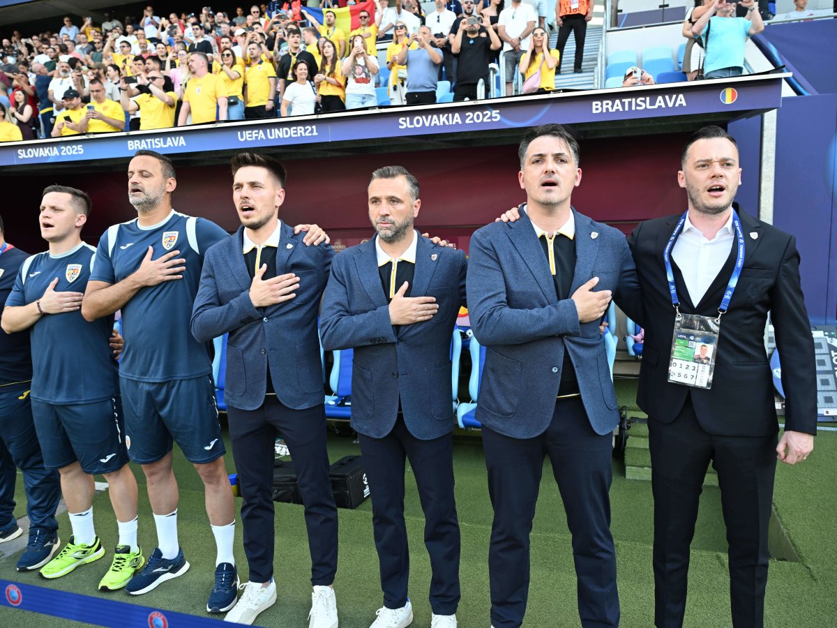 Răzvan Rotaru, 42 de ani, al doilea de la dreapta la stânga, a condus naționala U21 în primele două meciuri de la Euro în lipsa lui Daniel Pancu, suspendat