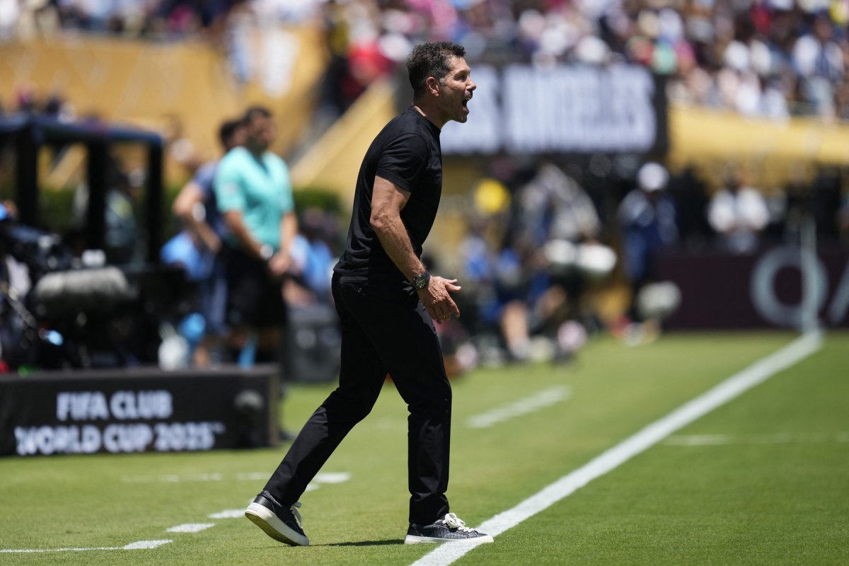 Simeone a țipat la jucătorii săi dar și la centralul român pe parcursul partidei de pe Rose Bowl