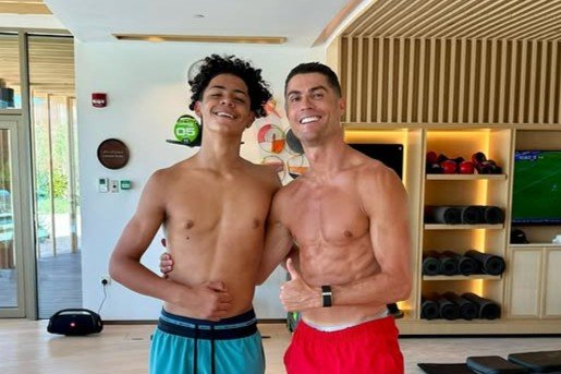Imagine virală cu Ronaldo și fiul său, Cristiano Jr