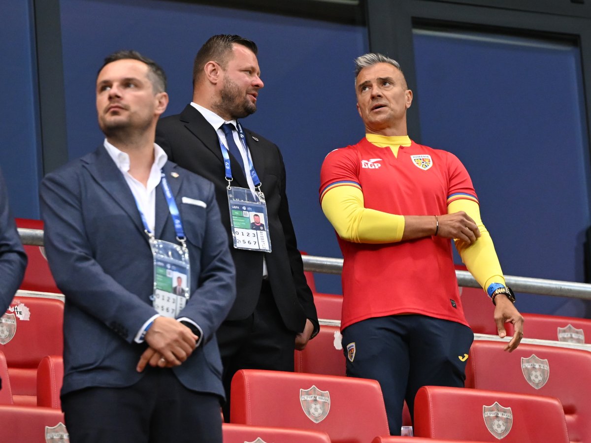 Marius Niculae, 44 de ani, alături de selecționerul suspendat Daniel Pancu în tribuna stadionului din Bratislava, unde a avut loc meciul cu Spania, scor 1-2