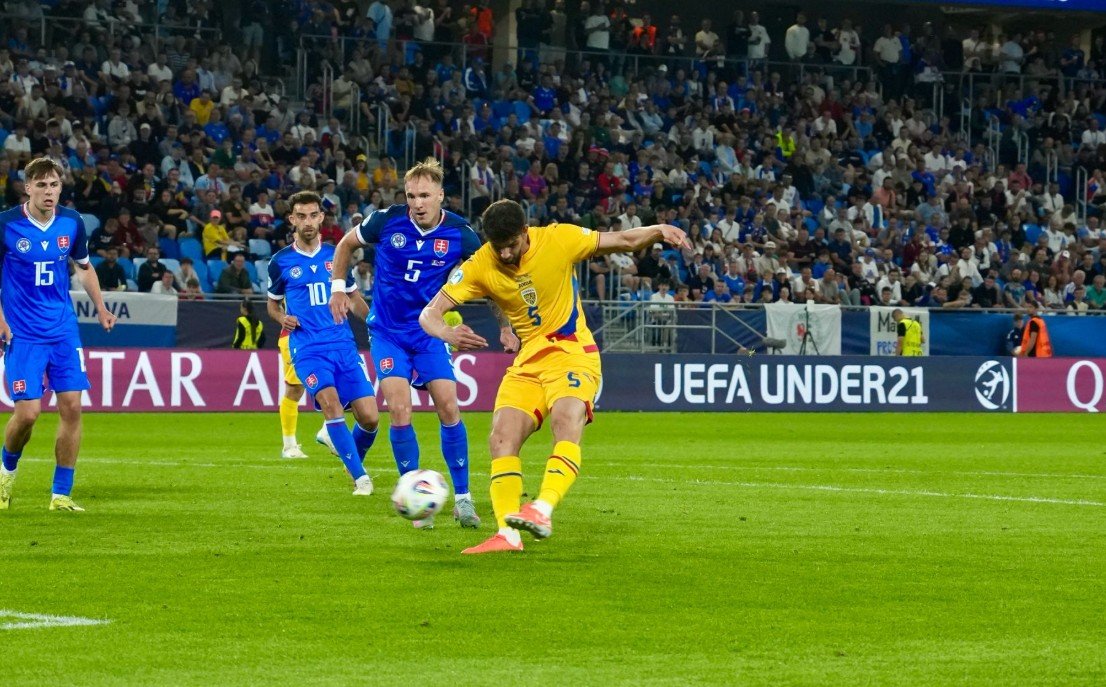 Momentul în care Umit Akdag șutează și înscrie golul de 1-2 în meciul cu Slovacia