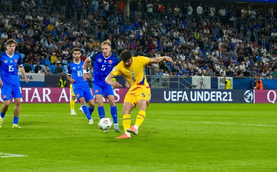Momentul în care Umit Akdag șutează și înscrie golul de 1-2 în meciul cu Slovacia