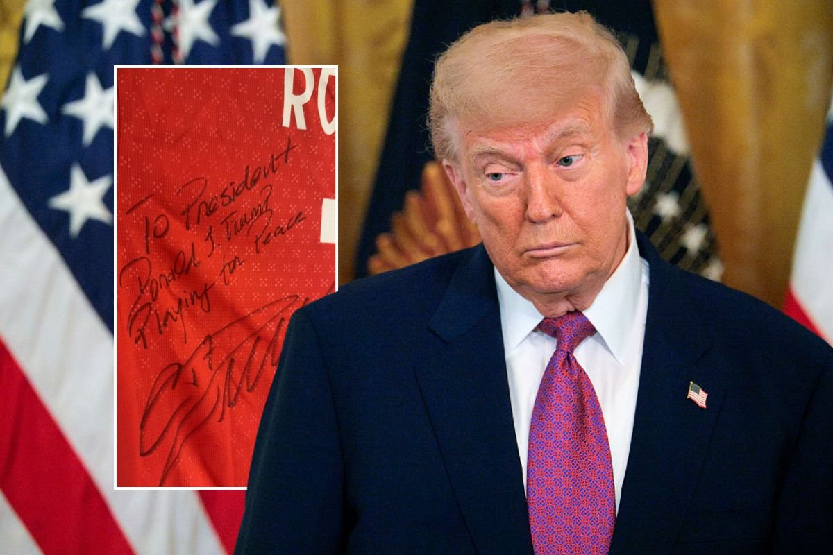 Donald Trump a primit un tricou semnat de Cristiano Ronaldo cu un mesaj special