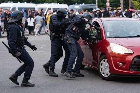 Imagini apocaliptice de la Paris. Ce-a rămas în urma fanilor francezi, după sărbătoarea câștigării Ligii Campionilor