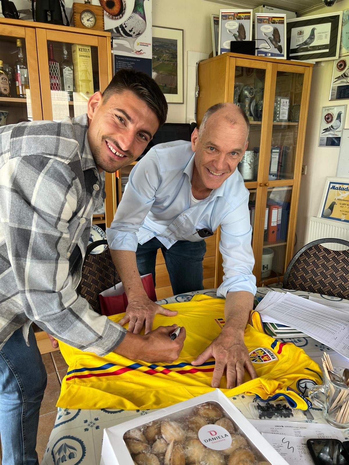 Iulian Cristea alaturi de olandezul Jan Hooymans, considerat un Messi al crescatorilor de porumbei