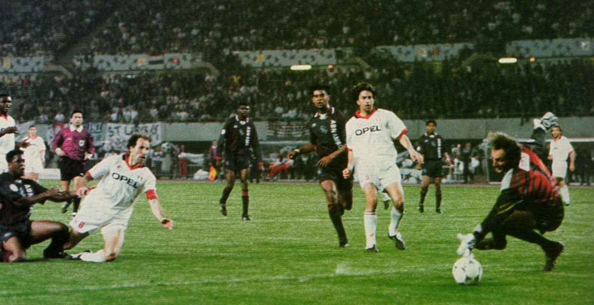 Finala UCL a fost decisă de golul lui Kluivert (primul din stânga, tricou negru). Crăciunescu e în stânga, în plan secund