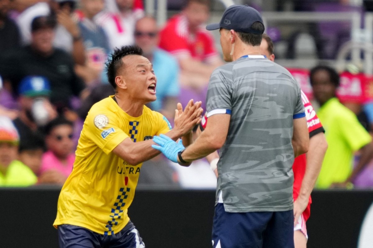 Incident tensionat la Cupa Mondială a Cluburilor. Un jucător de la Auckland City s-a luat la ceartă cu medici după ce s-a cerut să fie schimbat