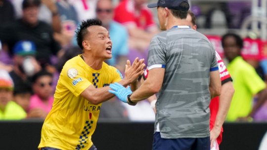 Imagini unice la Campionatul Mondial al Cluburilor! A izbucnit la adresa medicilor, după ce au vrut să îl scoată din teren + Meciul, suspendat la pauză