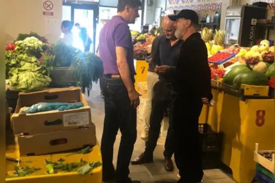 Gigi Becali, cum nu l-ai mai văzut! Imagini inedite cu patronul FCSB la piață. Ce purta în picioare