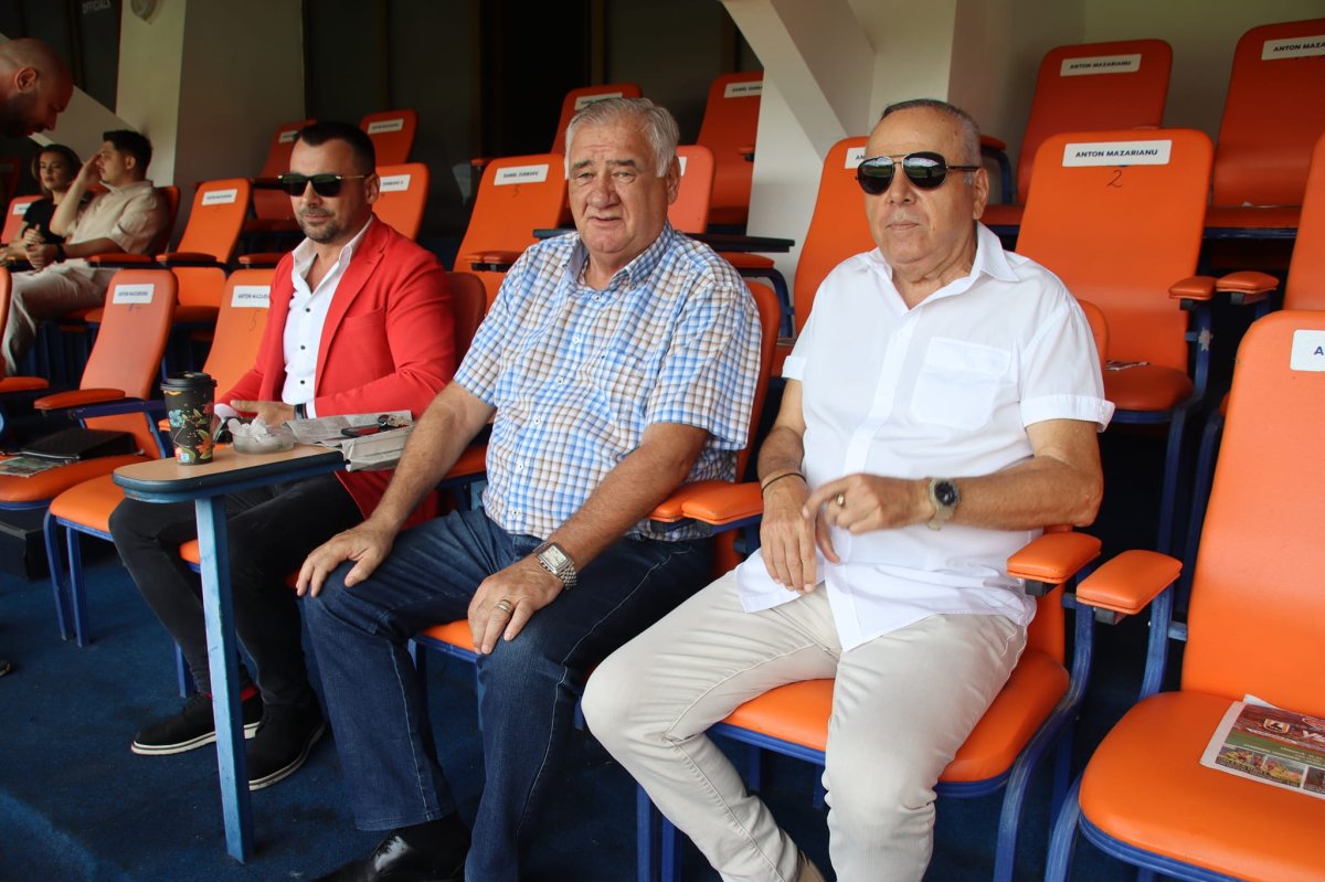 Gheorghe Ștefan, în tribune la unul dintre meciurile Ceahlăului, alături de fostul președinte al nemțenilor, Gheorghe Chivorchian