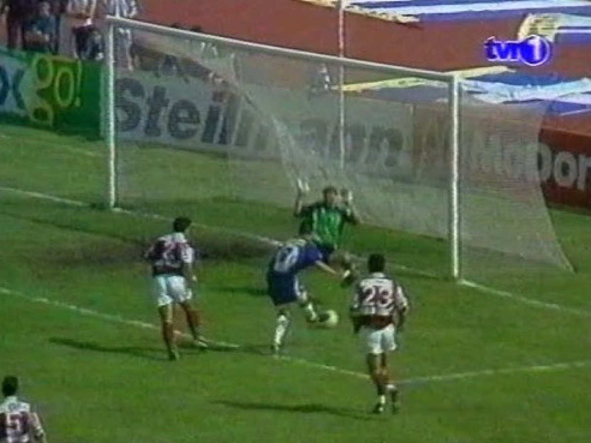 Imagine din meciul Universitatea Craiova - Rapid, jucat în 1998