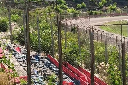Imaginile deznădejdii! Fostul stadion de Liga 1 a ajuns o ruină. Bălăriile au câțiva metri