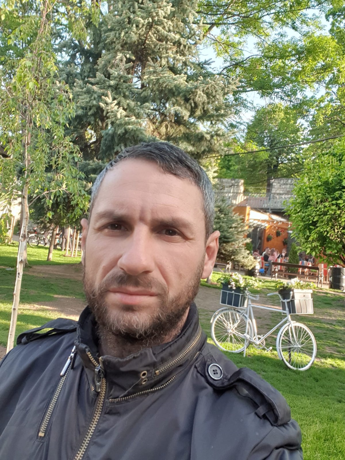 Aceasta este ultima fotografie urcată de Lucian Burdujan, care îl înfățișează